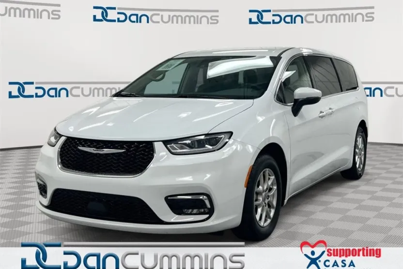 2023 Chrysler Pacifica Touring L photo 1