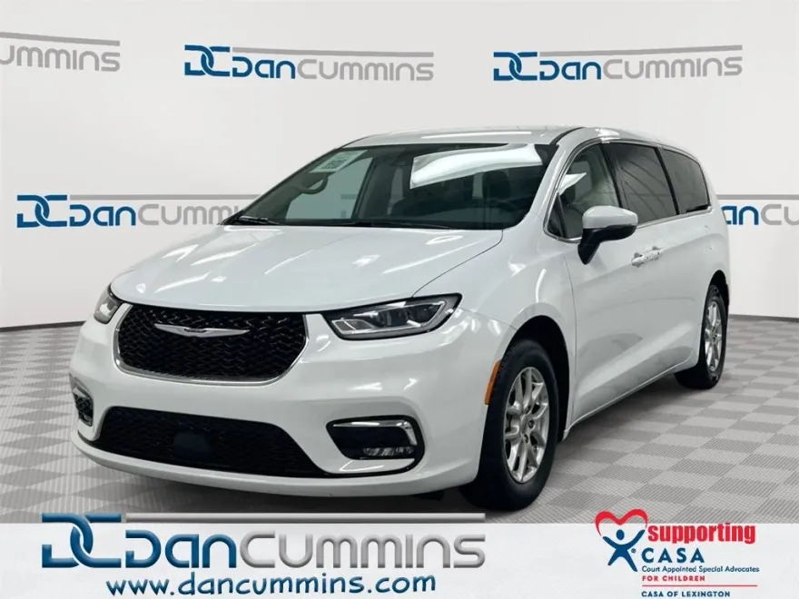 2023 Chrysler Pacifica Touring L photo 1