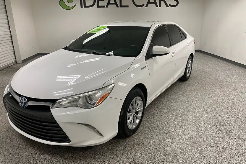 2016 Toyota Camry Hybrid LE photo 1