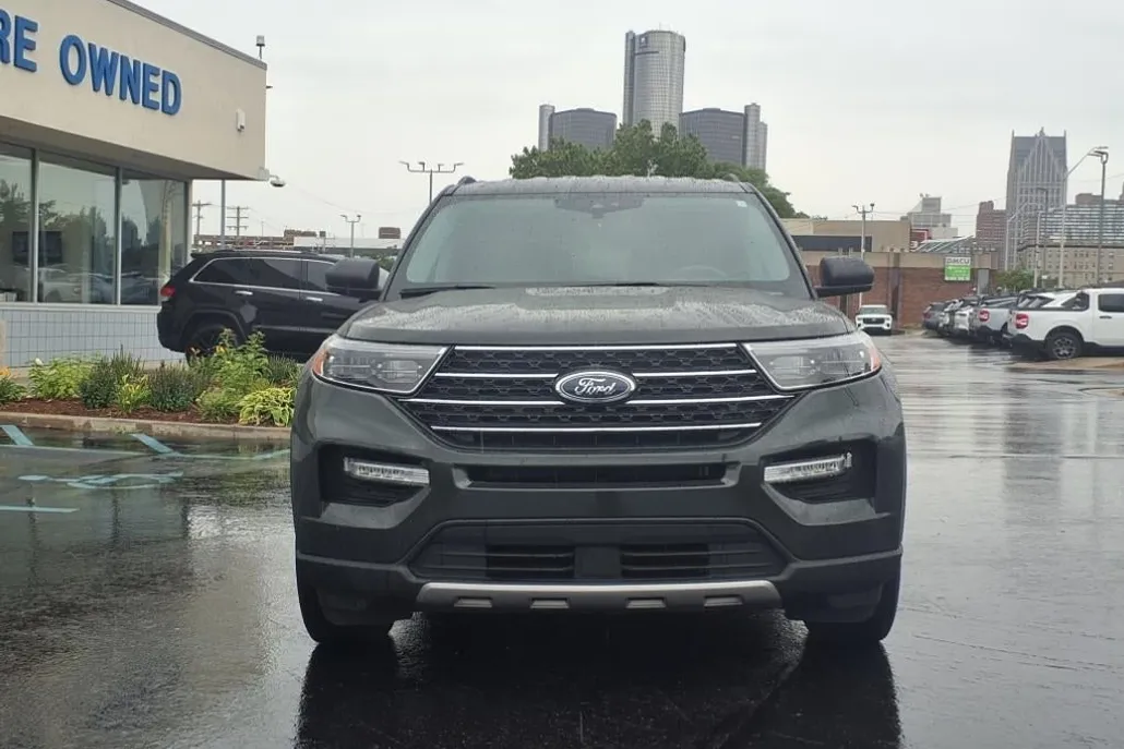 2023 Ford Explorer XLT photo 1