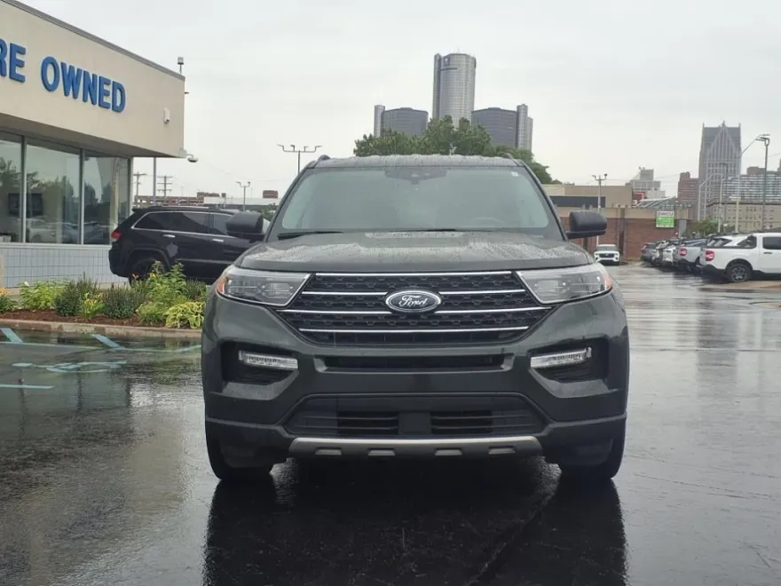 2023 Ford Explorer XLT photo 1