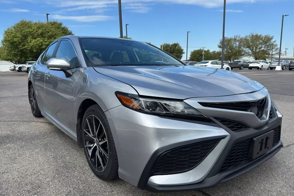 2022 Toyota Camry SE photo 1