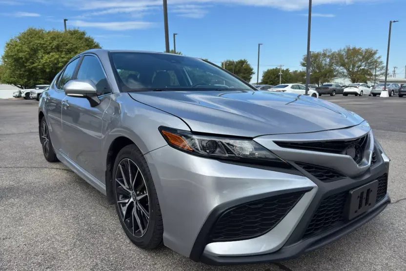 2022 Toyota Camry SE photo 1