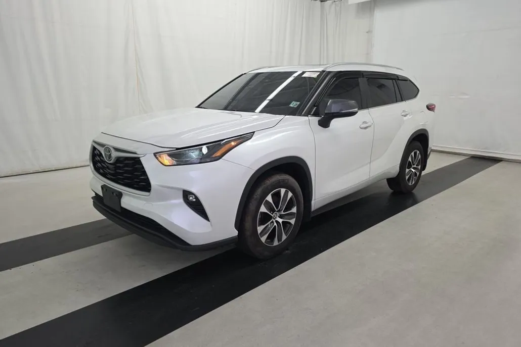 2024 Toyota Highlander XLE photo 1