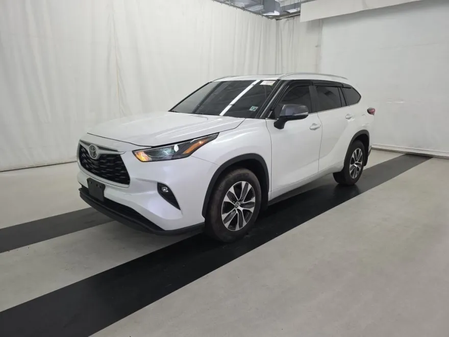 2024 Toyota Highlander XLE photo 1