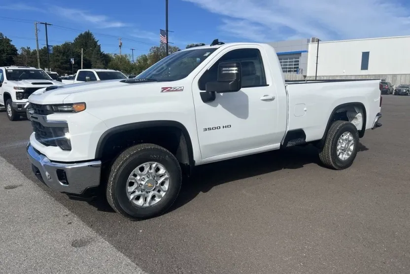 2026 Chevrolet Silverado 3500HD LT photo 1