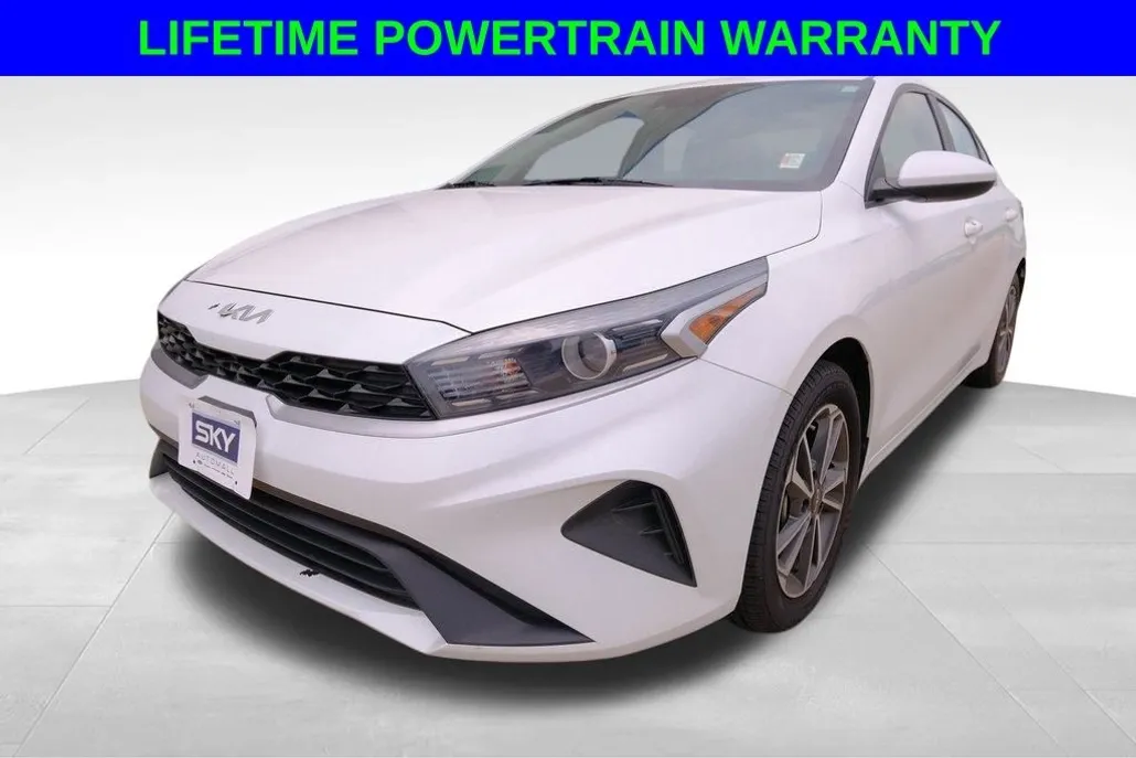 2023 Kia Forte LXS photo 1
