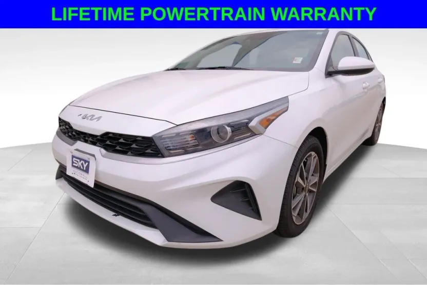 2023 Kia Forte LXS photo 1