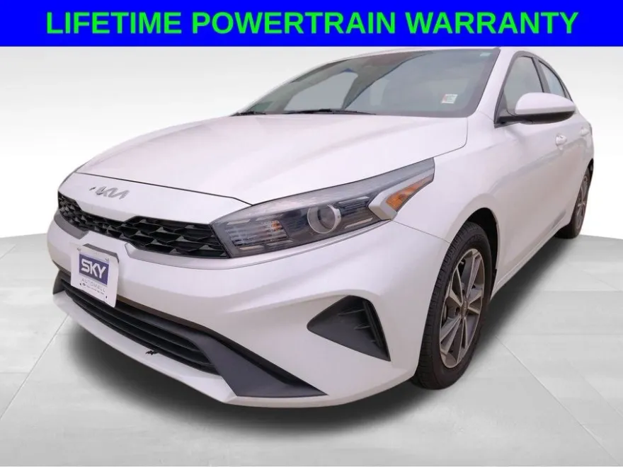 2023 Kia Forte LXS photo 1