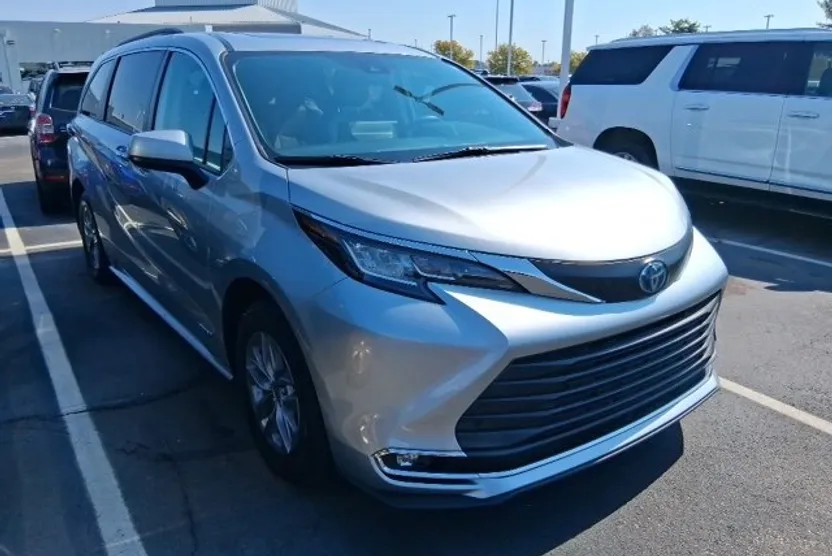 2021 Toyota Sienna XLE photo 1
