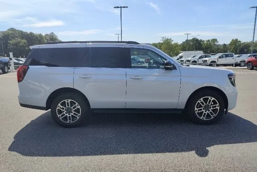 2025 Ford Expedition photo 1
