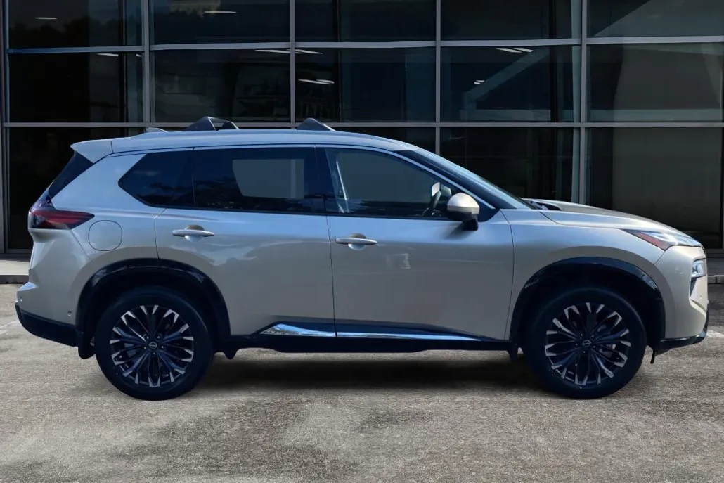 2026 Nissan Rogue Platinum photo 1