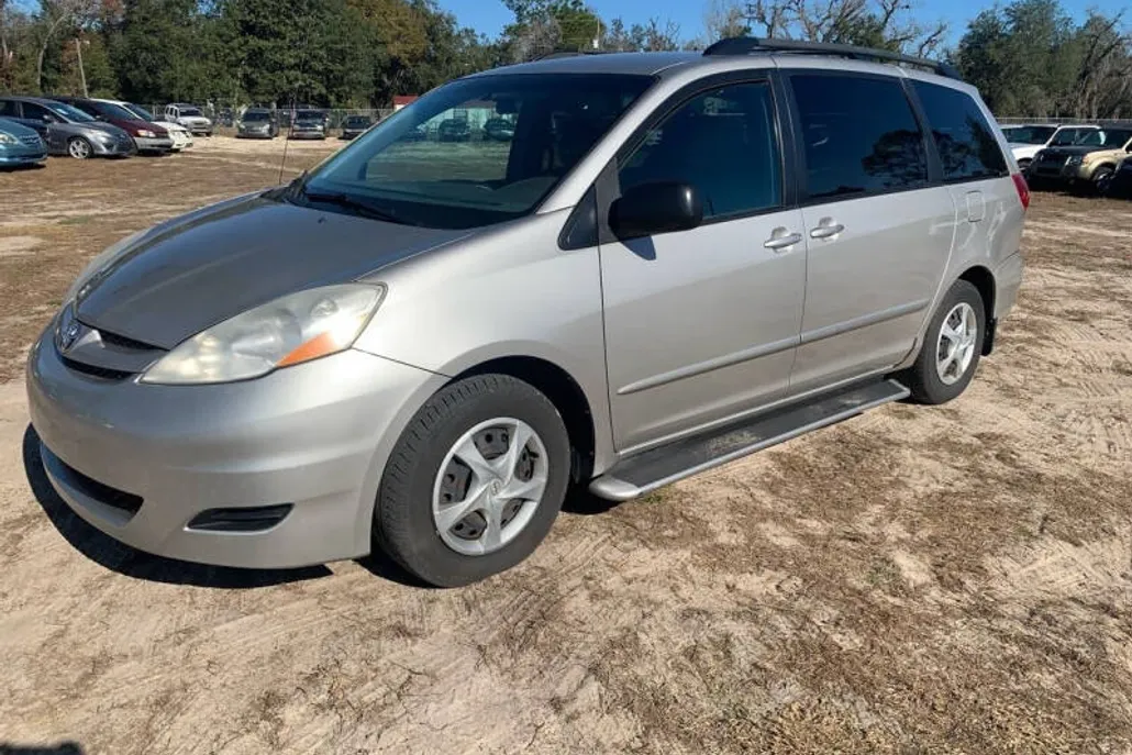 2007 Toyota Sienna LE photo 1