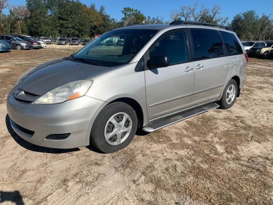 2007 Toyota Sienna LE photo 1