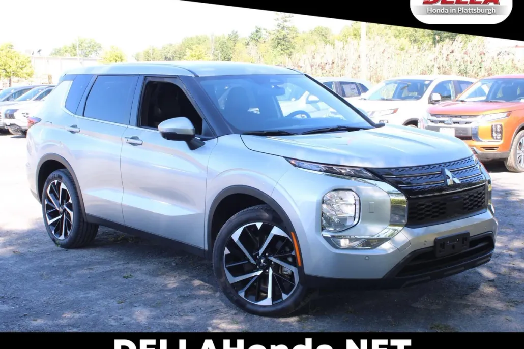 2024 Mitsubishi Outlander SE photo 1