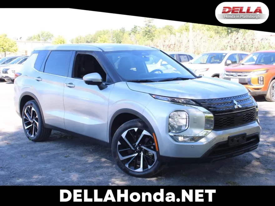 2024 Mitsubishi Outlander SE photo 1