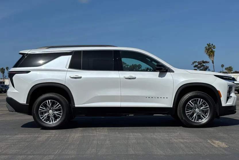 2025 Chevrolet Traverse photo 1