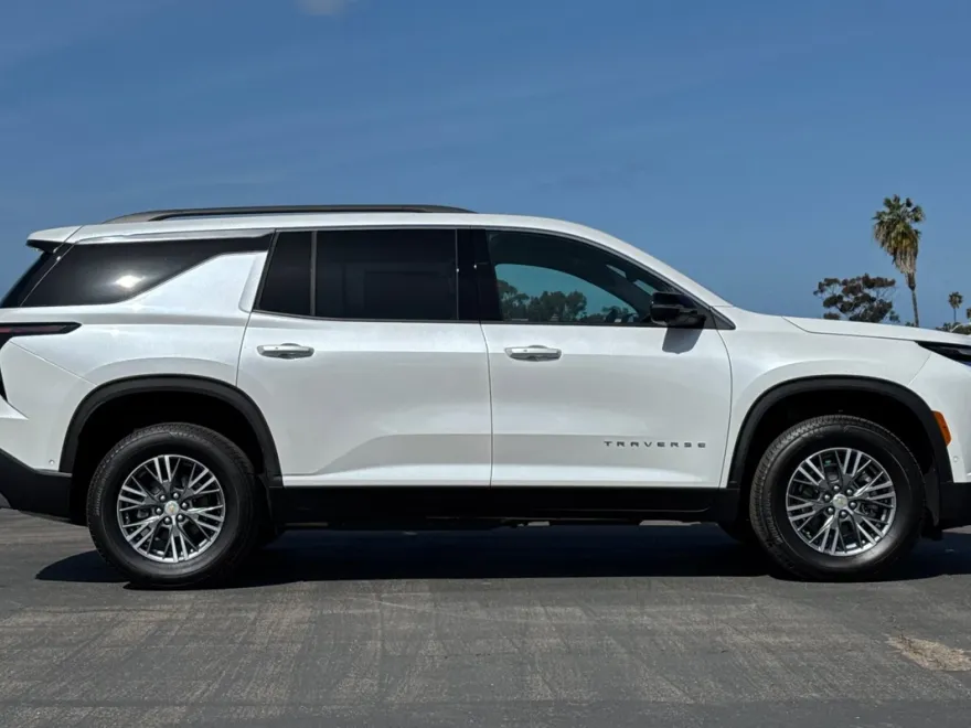 2025 Chevrolet Traverse photo 1