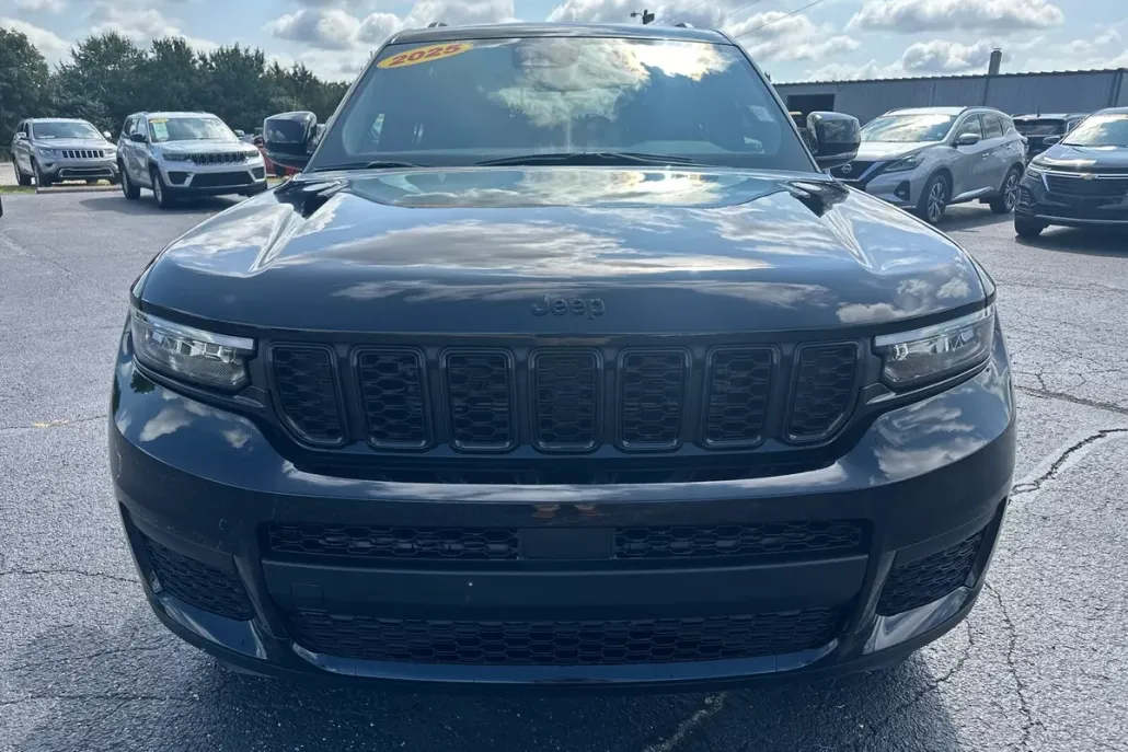2025 Jeep Grand Cherokee Altitude photo 1