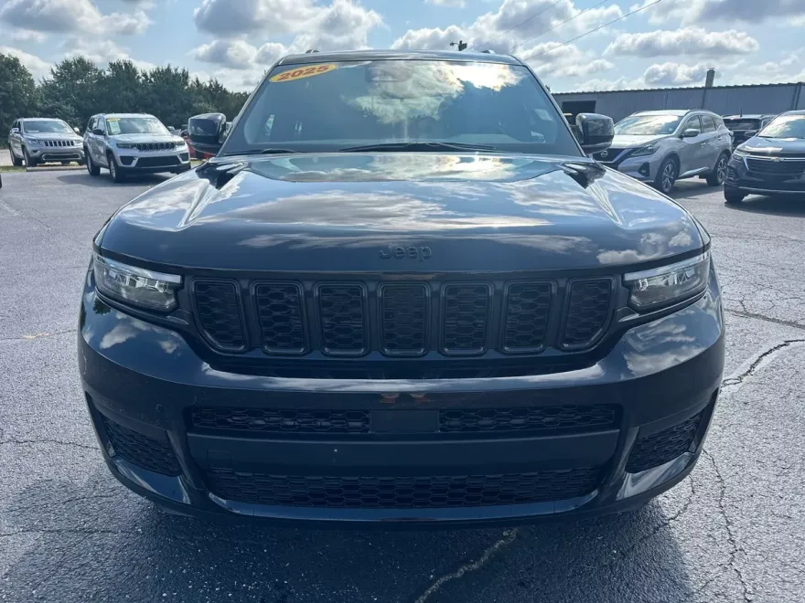 2025 Jeep Grand Cherokee Altitude photo 1