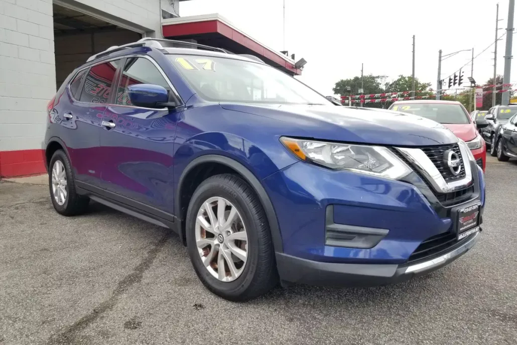 2017 Nissan Rogue SV photo 1