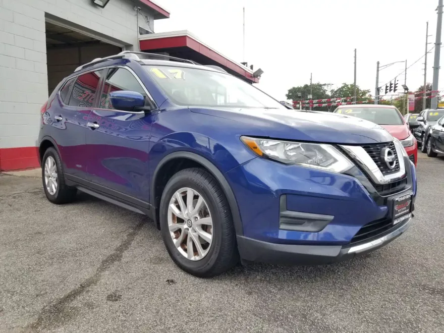 2017 Nissan Rogue SV photo 1