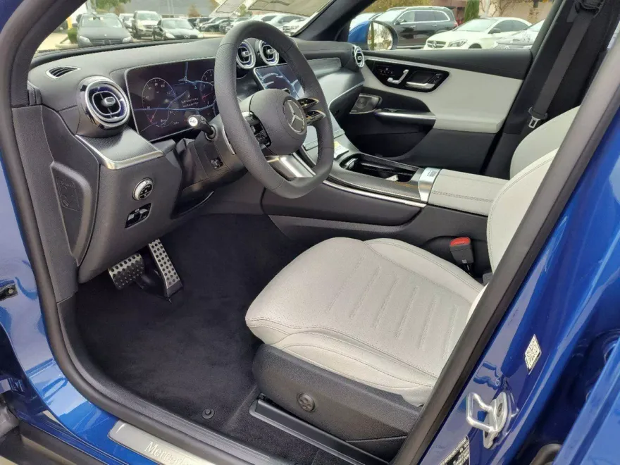 2025 Mercedes Benz GLC 300 4MATIC photo 1