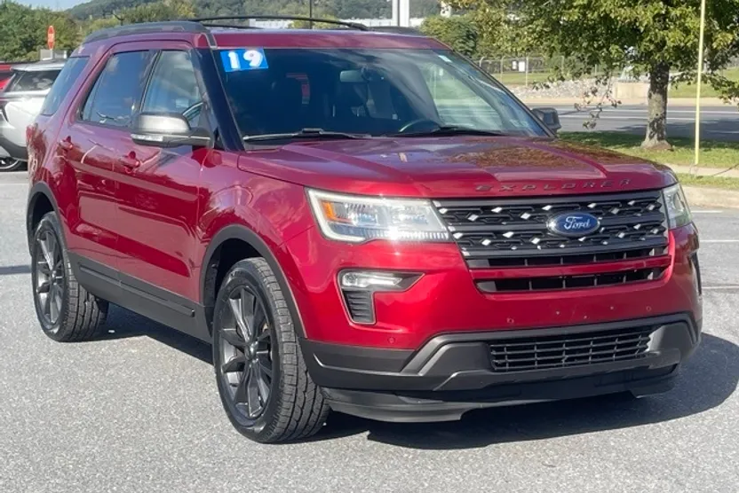 2019 Ford Explorer XLT photo 1