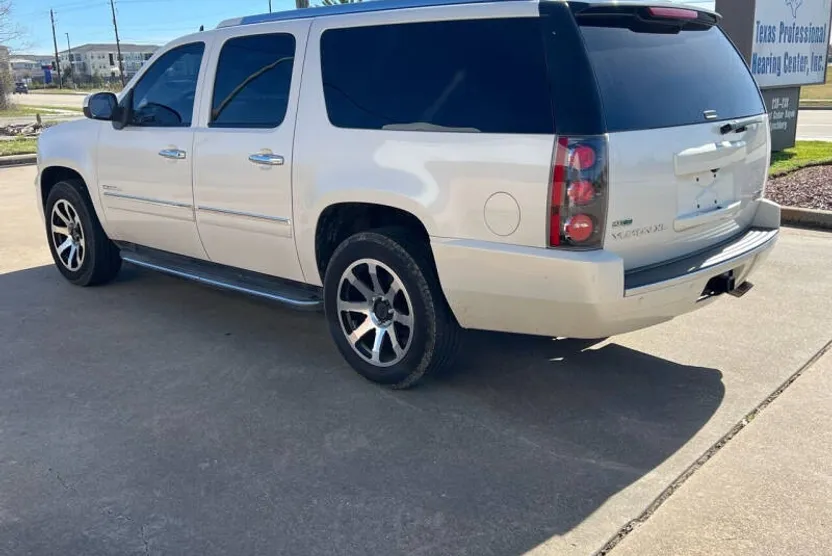 2011 Gmc Yukon XL Denali photo 1
