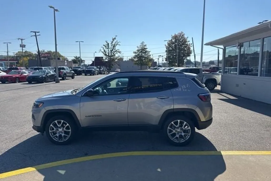 2022 Jeep Compass Latitude Lux photo 1