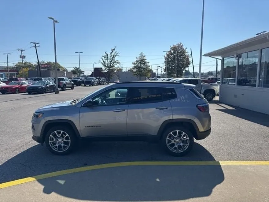 2022 Jeep Compass Latitude Lux photo 1