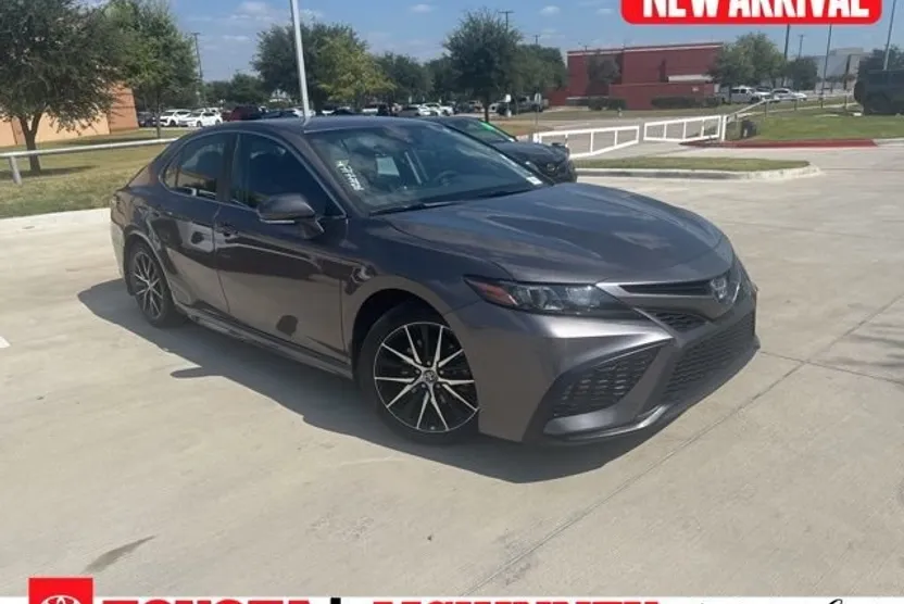 2024 Toyota Camry Hybrid SE photo 1
