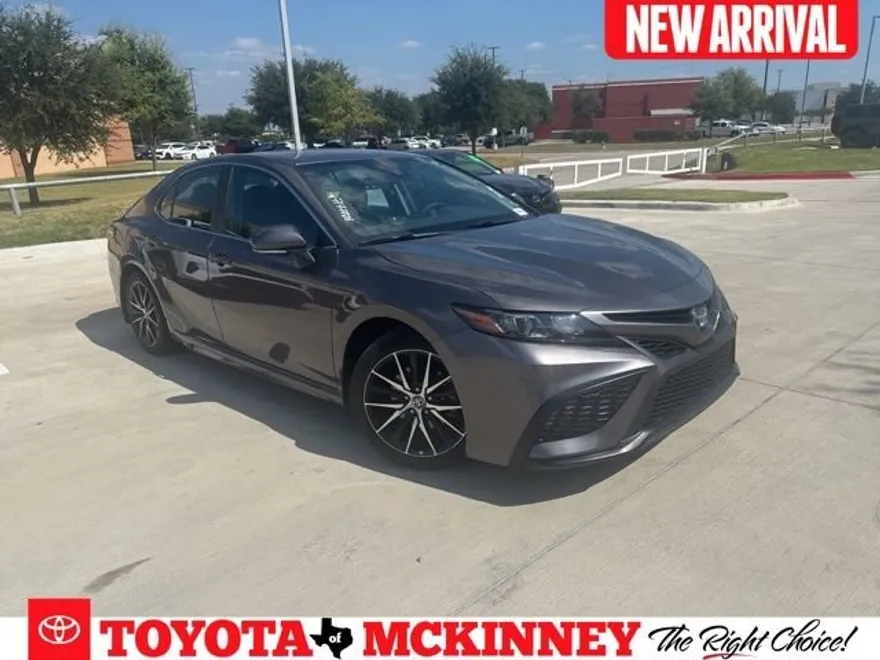 2024 Toyota Camry Hybrid SE photo 1