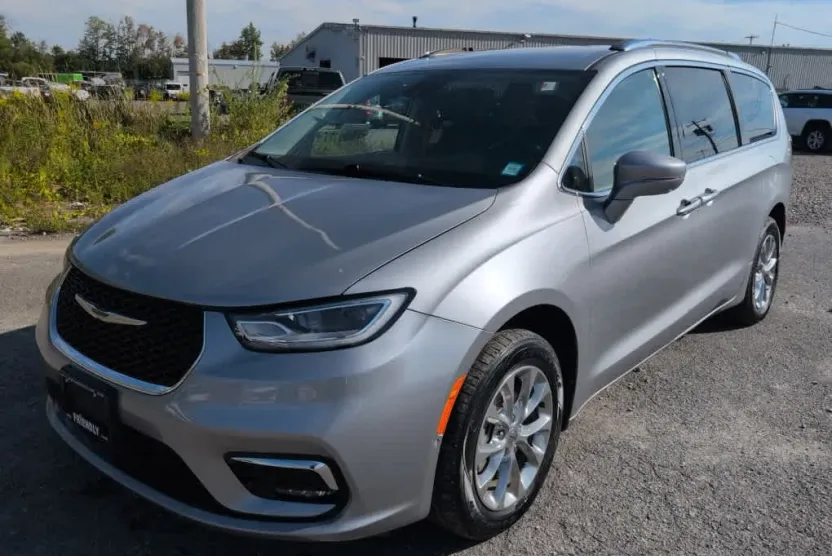 2021 Chrysler Pacifica Touring L photo 1