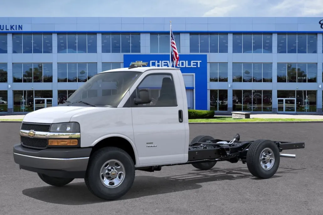 2025 Chevrolet Express Cutaway 3500 photo 1