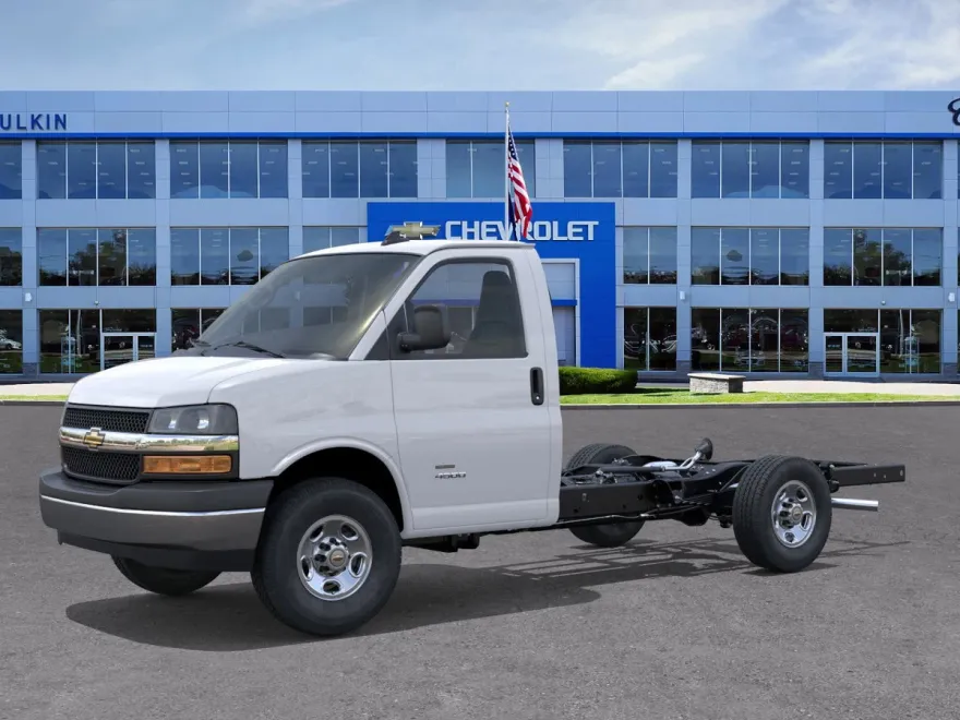 2025 Chevrolet Express Cutaway 3500 photo 1