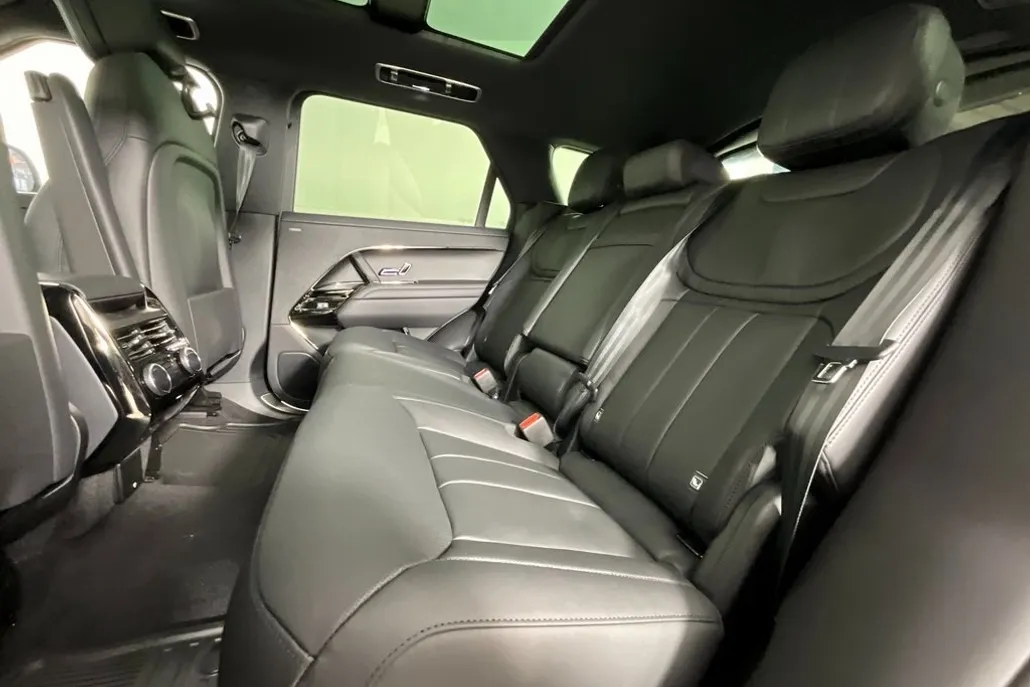 2025 Land Rover Range Rover Sport SE photo 1