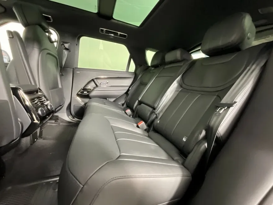 2025 Land Rover Range Rover Sport SE photo 1