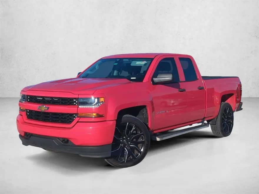 2017 Chevrolet Silverado 1500 Custom photo 1
