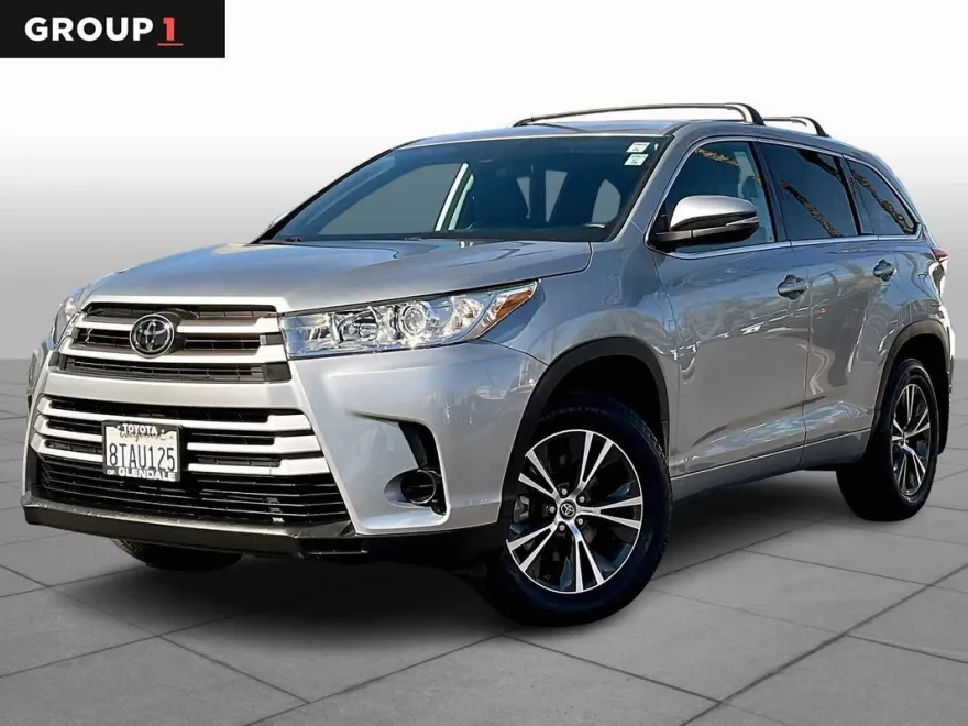 2018 Toyota Highlander LE photo 1