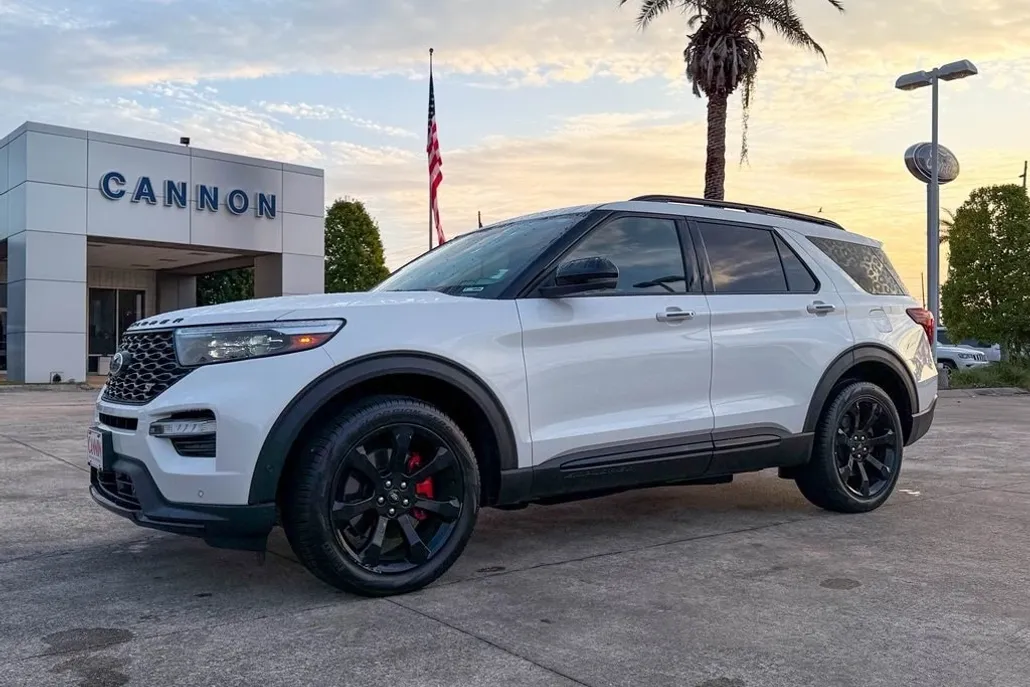 2021 Ford Explorer ST photo 1