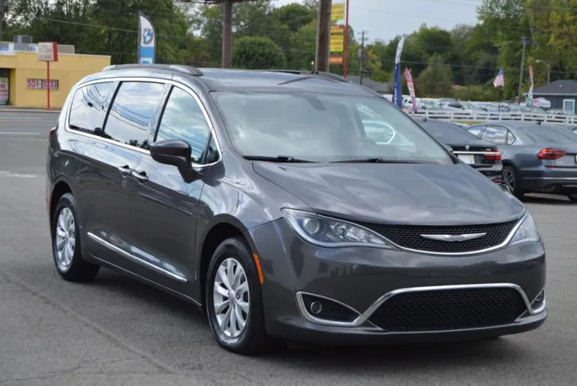 2017 Chrysler Pacifica Touring L photo 1