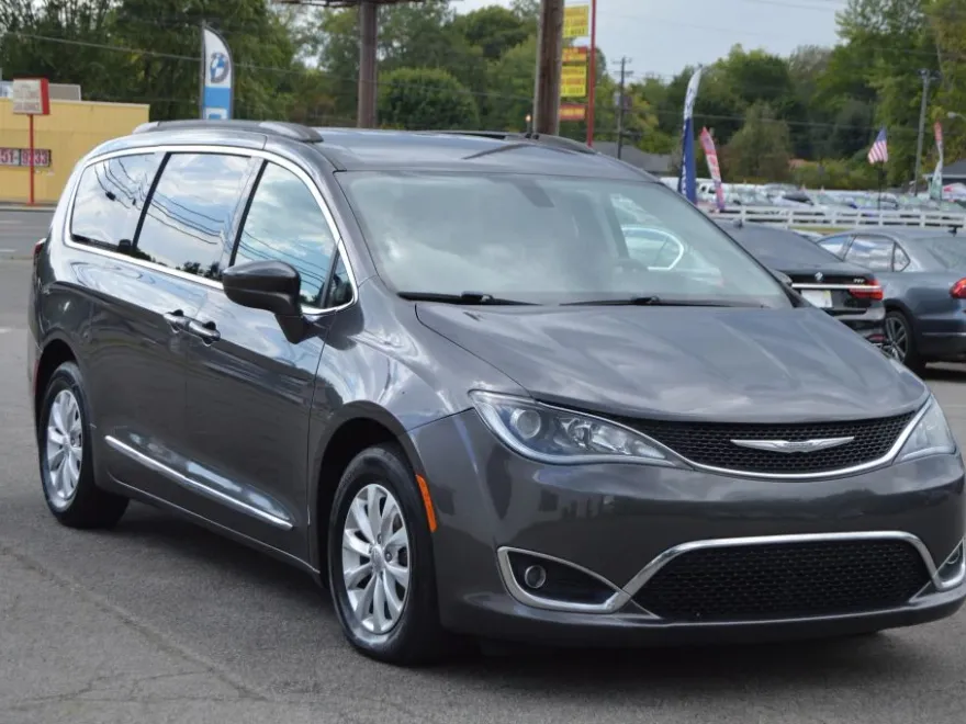 2017 Chrysler Pacifica Touring L photo 1