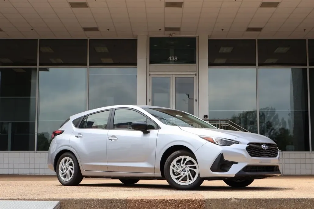 2025 Subaru Impreza Base photo 1