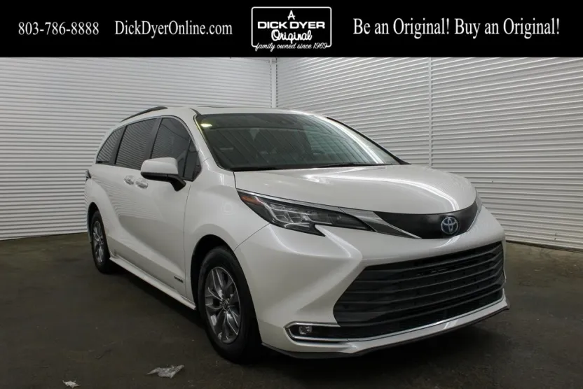 2021 Toyota Sienna XLE photo 1
