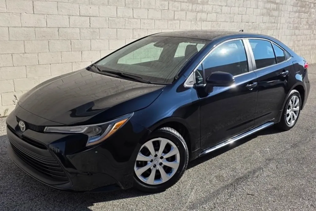 2023 Toyota Corolla LE photo 1