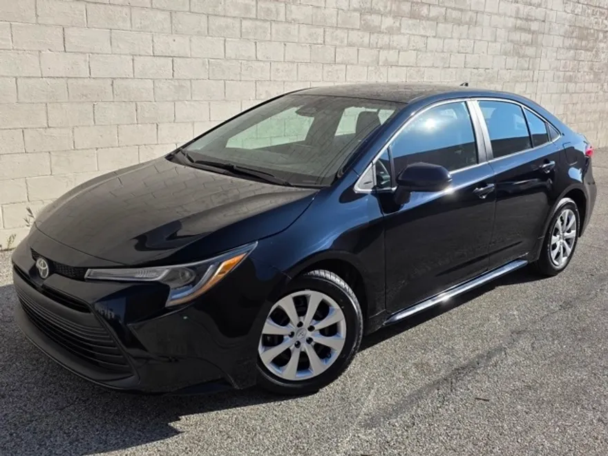 2023 Toyota Corolla LE photo 1