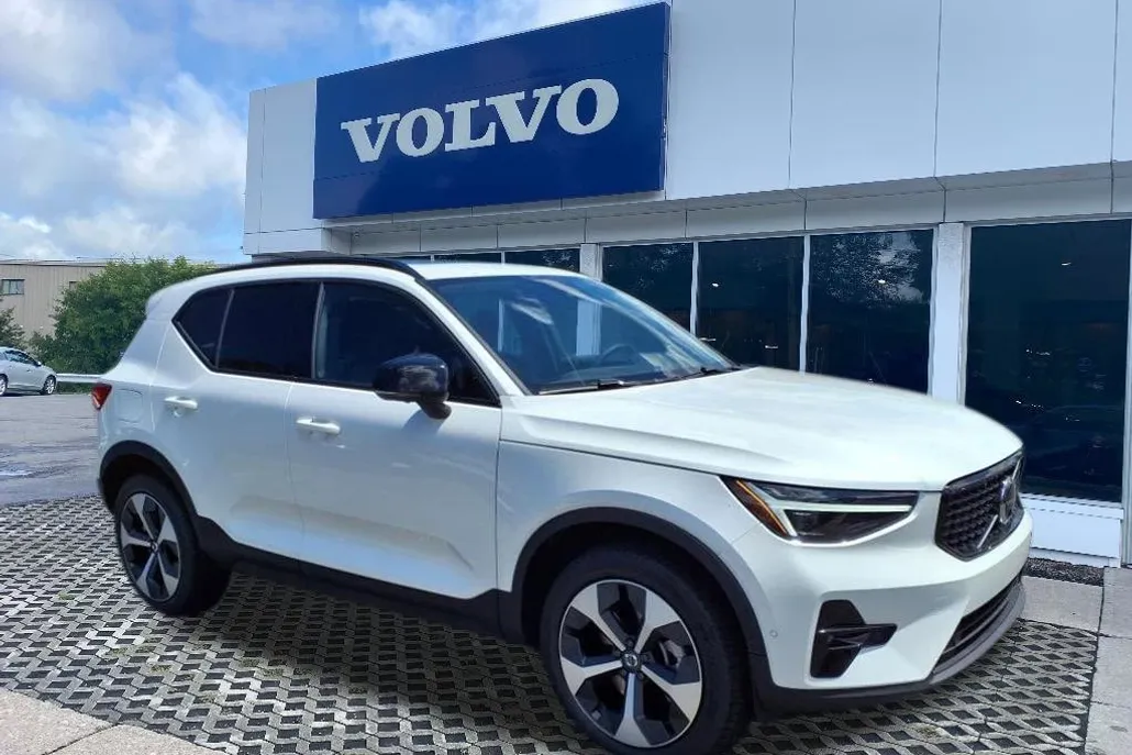 2026 Volvo XC40 Plus photo 1