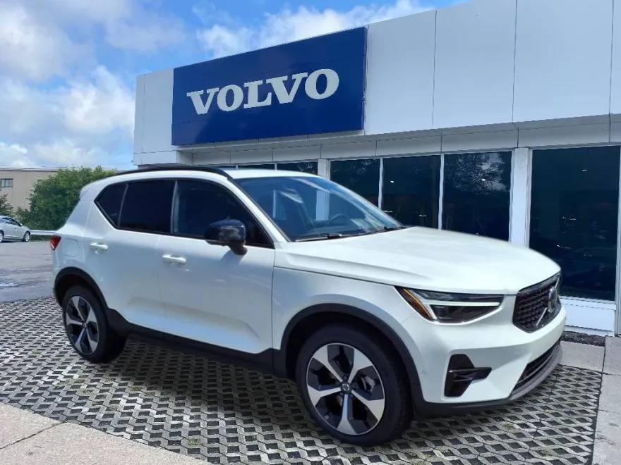2026 Volvo XC40 Plus photo 1