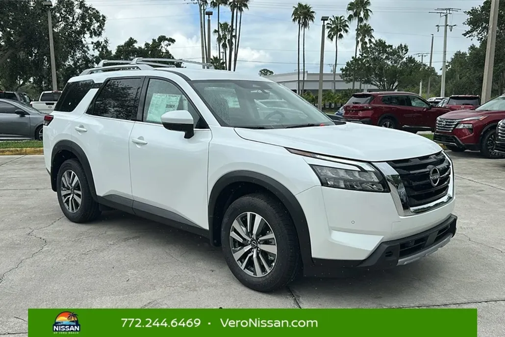 2025 Nissan Pathfinder SL photo 1